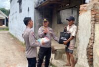 Foto : Kapolsek Tumpang AKP Achmad Zainuddin saat memberikan bantuan sembako 