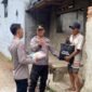Foto : Kapolsek Tumpang AKP Achmad Zainuddin saat memberikan bantuan sembako 
