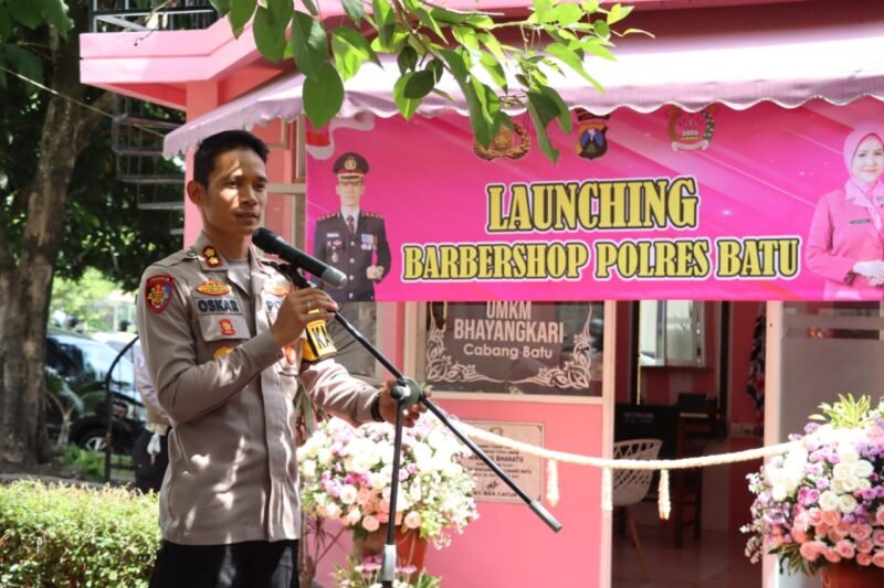 Foto : Kapolres Batu AKBP Oskar Syamsuddin meresmikan Barbershop di area Mapolres