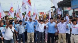Caption. Ketua DPC Partai Gerindra, Chusni Mubarok dan tokoh masyarakat Malang selatan Abah Ropi'i bersama Gubuk Relawan Malsel pawai dalam rangka memenangkan Prabowo - Gibran