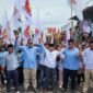 Caption. Ketua DPC Partai Gerindra, Chusni Mubarok dan tokoh masyarakat Malang selatan Abah Ropi'i bersama Gubuk Relawan Malsel pawai dalam rangka memenangkan Prabowo - Gibran