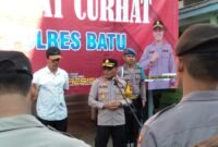 Foto : Wakapolres Batu Kompol Jeni Aljauzah S.H., M.H memimpin pelaksanaan program Jum’at Curhat