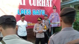 Foto : Wakapolres Batu Kompol Jeni Aljauzah S.H., M.H memimpin pelaksanaan program Jum’at Curhat