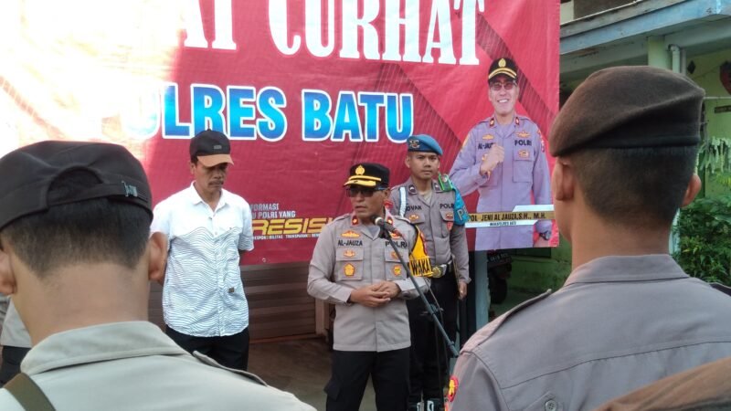 Foto : Wakapolres Batu Kompol Jeni Aljauzah S.H., M.H memimpin pelaksanaan program Jum’at Curhat
