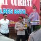 Foto : Wakapolres Batu Kompol Jeni Aljauzah S.H., M.H memimpin pelaksanaan program Jum’at Curhat
