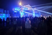 Caption. Ribuan relawan dan masyarakat menyaksikan kesenian dan UMKM di Dampit Kabupaten Malang 