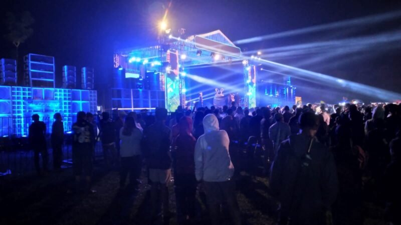 Caption. Ribuan relawan dan masyarakat menyaksikan kesenian dan UMKM di Dampit Kabupaten Malang 