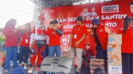 Foto : Caleg DPR RI Partai Solidaritas Indonesia (PSI) Dapil V Jatim No.Urut 2 Drs.Agus Bahagianto bersama Ebes Inep bagi doorprize