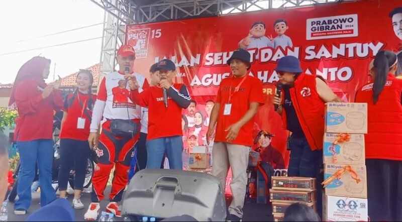 Foto : Caleg DPR RI Partai Solidaritas Indonesia (PSI) Dapil V Jatim No.Urut 2 Drs.Agus Bahagianto bersama Ebes Inep bagi doorprize