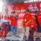 Foto : Caleg DPR RI Partai Solidaritas Indonesia (PSI) Dapil V Jatim No.Urut 2 Drs.Agus Bahagianto bersama Ebes Inep bagi doorprize