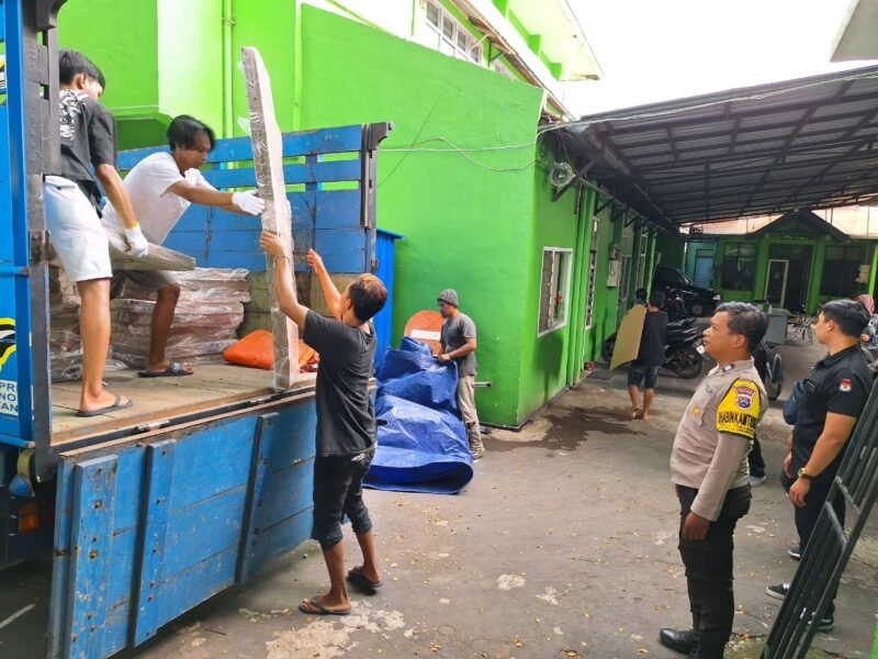 Foto : Pendistribusian 9.808 Bilik Suara dari gudang KPU Kota Malang dikirim ke lima PPK dengan pengawalan ketat