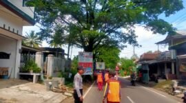 Foto : Dinas PU Bina Marga Kabupaten Malang melakukan pemangkasan bagian pohon yang dianggap berbahaya