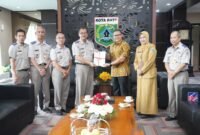 Foto : Pj. Wali Kota Batu, Aries Agung Paewai, saat menerima 40 sertifikat aset milik Pemkot Batu dari BPN