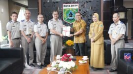 Foto : Pj. Wali Kota Batu, Aries Agung Paewai, saat menerima 40 sertifikat aset milik Pemkot Batu dari BPN