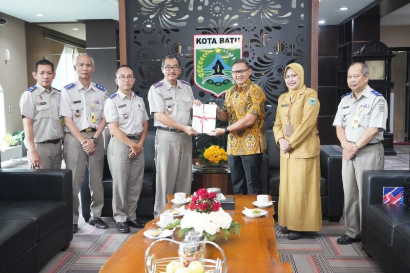 Foto : Pj. Wali Kota Batu, Aries Agung Paewai, saat menerima 40 sertifikat aset milik Pemkot Batu dari BPN