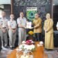 Foto : Pj. Wali Kota Batu, Aries Agung Paewai, saat menerima 40 sertifikat aset milik Pemkot Batu dari BPN