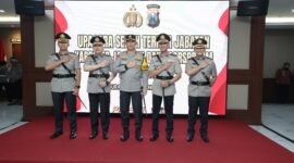 Foto : Kapolda Jawa Timur Irjen Pol Drs. Imam Sugianto, M.Si. memimpin kegiatan Upacara Serah Terima Jabatan (Sertijab) Kapolres Jajaran dan Koorspripim Polda Jatim,