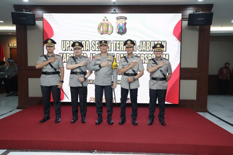 Foto : Kapolda Jawa Timur Irjen Pol Drs. Imam Sugianto, M.Si. memimpin kegiatan Upacara Serah Terima Jabatan (Sertijab) Kapolres Jajaran dan Koorspripim Polda Jatim,
