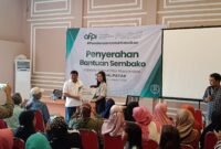 Caption. Anggota DPR RI komisi XI Dapil Malang raya Andreas Eddy Susetyo saat menerima secara simbolis bantuan sembako dari perwakilan asosiasi fintech Pendanaan Bersama Indonesia (AFPBI) untuk disalurkan pada masyarakat Kendal payak Kecamatan Pakisaji Kabupaten Malang 
