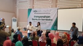 Caption. Anggota DPR RI komisi XI Dapil Malang raya Andreas Eddy Susetyo saat menerima secara simbolis bantuan sembako dari perwakilan asosiasi fintech Pendanaan Bersama Indonesia (AFPBI) untuk disalurkan pada masyarakat Kendal payak Kecamatan Pakisaji Kabupaten Malang 
