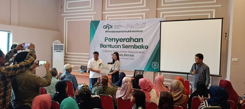 Caption. Anggota DPR RI komisi XI Dapil Malang raya Andreas Eddy Susetyo saat menerima secara simbolis bantuan sembako dari perwakilan asosiasi fintech Pendanaan Bersama Indonesia (AFPBI) untuk disalurkan pada masyarakat Kendal payak Kecamatan Pakisaji Kabupaten Malang 