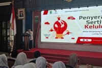 Caption. Bupati Malang H.M Sanusi saat memberikan sambutan pada acara penyerahan sertifikat kelulusan Diklat yang dilaksanakan Himpaudi Kabupaten Malang 