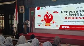 Caption. Bupati Malang H.M Sanusi saat memberikan sambutan pada acara penyerahan sertifikat kelulusan Diklat yang dilaksanakan Himpaudi Kabupaten Malang 