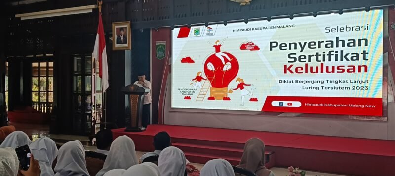Caption. Bupati Malang H.M Sanusi saat memberikan sambutan pada acara penyerahan sertifikat kelulusan Diklat yang dilaksanakan Himpaudi Kabupaten Malang 