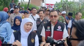 Caption. Gubernur Jawa Timur Khofifah Indar Parawansa didampingi Pj Sekretaris Daerah Kabupaten Malang Nurman Ramdansyah saat ditemui awak media usai peresmian pembangunan SPAM di Dusun Sumbul Klampok Singosari 