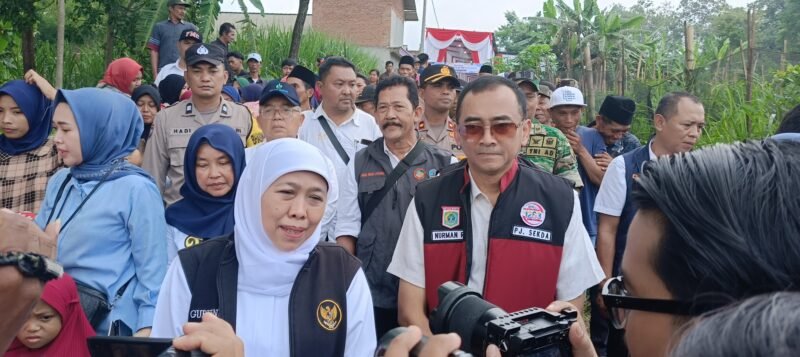 Caption. Gubernur Jawa Timur Khofifah Indar Parawansa didampingi Pj Sekretaris Daerah Kabupaten Malang Nurman Ramdansyah saat ditemui awak media usai peresmian pembangunan SPAM di Dusun Sumbul Klampok Singosari 