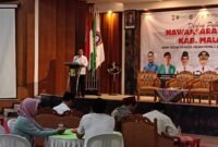 Caption. Suwadji mewakili Bupati Malang saat memberikan sambutan pada dialog publik yang diselenggarakan Badan Eksekutif Mahasiswa di Kampus Universitas Islam Raden Rahmat Kepanjen Malang 