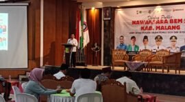 Caption. Suwadji mewakili Bupati Malang saat memberikan sambutan pada dialog publik yang diselenggarakan Badan Eksekutif Mahasiswa di Kampus Universitas Islam Raden Rahmat Kepanjen Malang 
