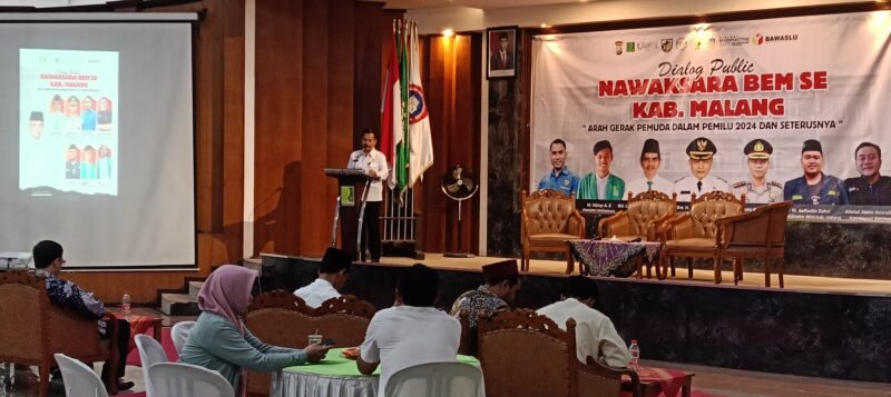 Caption. Suwadji mewakili Bupati Malang saat memberikan sambutan pada dialog publik yang diselenggarakan Badan Eksekutif Mahasiswa di Kampus Universitas Islam Raden Rahmat Kepanjen Malang 