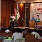 Caption. Suwadji mewakili Bupati Malang saat memberikan sambutan pada dialog publik yang diselenggarakan Badan Eksekutif Mahasiswa di Kampus Universitas Islam Raden Rahmat Kepanjen Malang 