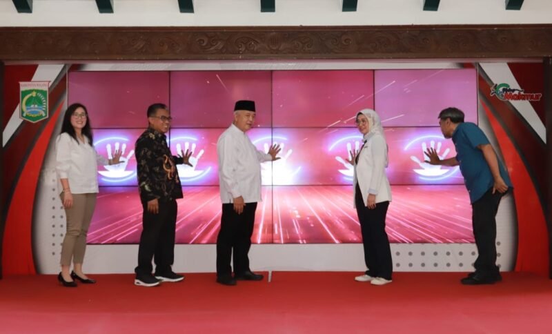 Caption. Bupati Malang H.M Sanusi (tengah) saat Launching E Parkir kawasan wisata milik PD Jasa Yasa 