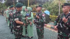 Foto : Danyonkes 2/ Yudha Bhakti Husada Letnan Kolonel Ckm dr. Arif Budiman, Sp. B saat pelepasan 5 prajurit yang ikuti PDT di Bigor