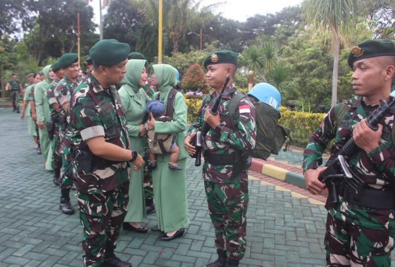 Foto : Danyonkes 2/ Yudha Bhakti Husada Letnan Kolonel Ckm dr. Arif Budiman, Sp. B saat pelepasan 5 prajurit yang ikuti PDT di Bigor