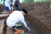 Caption. Bupati Malang H.M Sanusi saat melakukan peletakan batu pertama pembangunan Pondok Pesantren Modern Al Mutamakkin di Desa Saptorenggo Pakis 