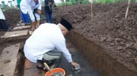 Caption. Bupati Malang H.M Sanusi saat melakukan peletakan batu pertama pembangunan Pondok Pesantren Modern Al Mutamakkin di Desa Saptorenggo Pakis 