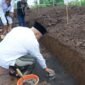 Caption. Bupati Malang H.M Sanusi saat melakukan peletakan batu pertama pembangunan Pondok Pesantren Modern Al Mutamakkin di Desa Saptorenggo Pakis 