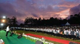 Caption. Presiden Joko Widodo saat memberikan 
memberikan sambutan ribuan pelajar 
pada apel Santri dan pelajar emas 2045