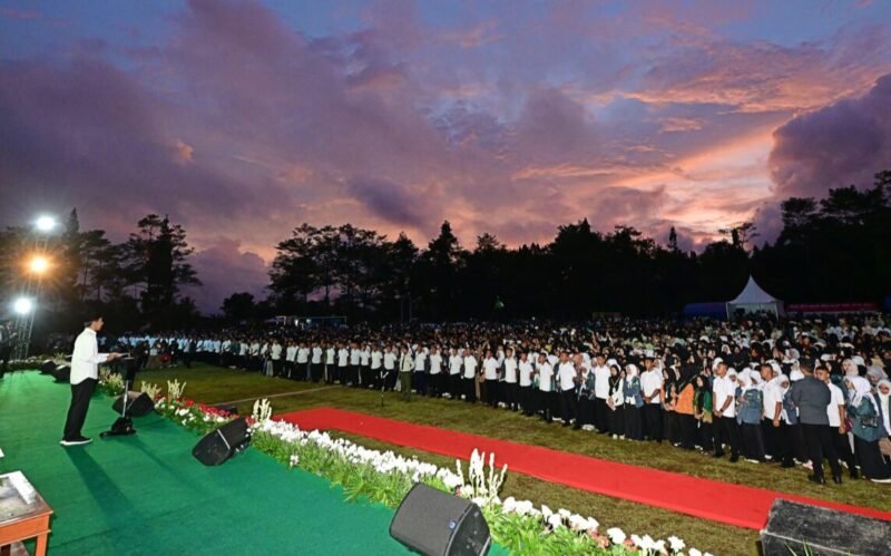 Caption. Presiden Joko Widodo saat memberikan 
memberikan sambutan ribuan pelajar 
pada apel Santri dan pelajar emas 2045