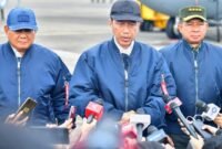 Caption. Presiden RI Joko Widodo didampingi Menteri Pertahanan Prabowo Subianto dan Panglima TNI Jenderal Agus Subiyanto saat jumpa pers dengan awak media (sumber foto-setpres)