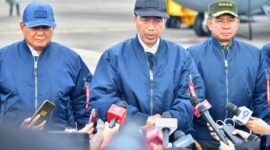 Caption. Presiden RI Joko Widodo didampingi Menteri Pertahanan Prabowo Subianto dan Panglima TNI Jenderal Agus Subiyanto saat jumpa pers dengan awak media (sumber foto-setpres)