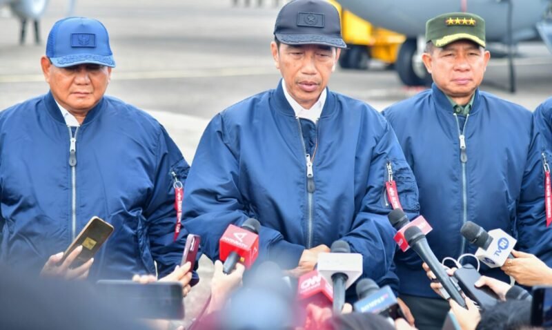 Caption. Presiden RI Joko Widodo didampingi Menteri Pertahanan Prabowo Subianto dan Panglima TNI Jenderal Agus Subiyanto saat jumpa pers dengan awak media (sumber foto-setpres)