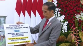 Caption. Presiden Jokowi saat memberikan keterangan pers perihal pernyataan Presiden boleh berkampanye. (Sumber foto Setpres)