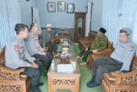 Foto : Kapolsek Lawang Kompol Suwarta., S.H beserta jajarannya melaksanakan kunjungan ke Pondok Pesantren (Ponpes) Putra Putri Al-Muqorrobin