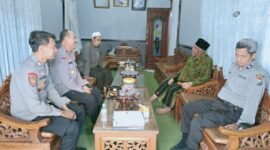 Foto : Kapolsek Lawang Kompol Suwarta., S.H beserta jajarannya melaksanakan kunjungan ke Pondok Pesantren (Ponpes) Putra Putri Al-Muqorrobin