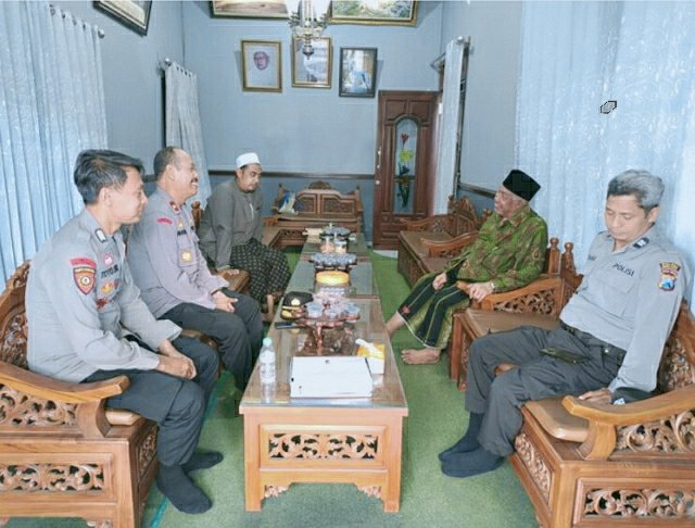 Foto : Kapolsek Lawang Kompol Suwarta., S.H beserta jajarannya melaksanakan kunjungan ke Pondok Pesantren (Ponpes) Putra Putri Al-Muqorrobin