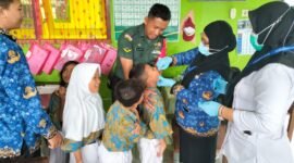 Foto : Babinsa Koramil 03/Kraton, Serda Didit Zulianto, bersinergi dengan bidan desa setempat menggelar Pekan Imunisasi Nasional (PIN) Polio